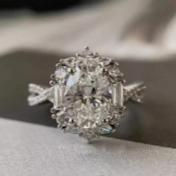 Elegant 925 Sterling Silver Oval Cubic Zirconia Ring Women size 9 - Picture 3 of 4